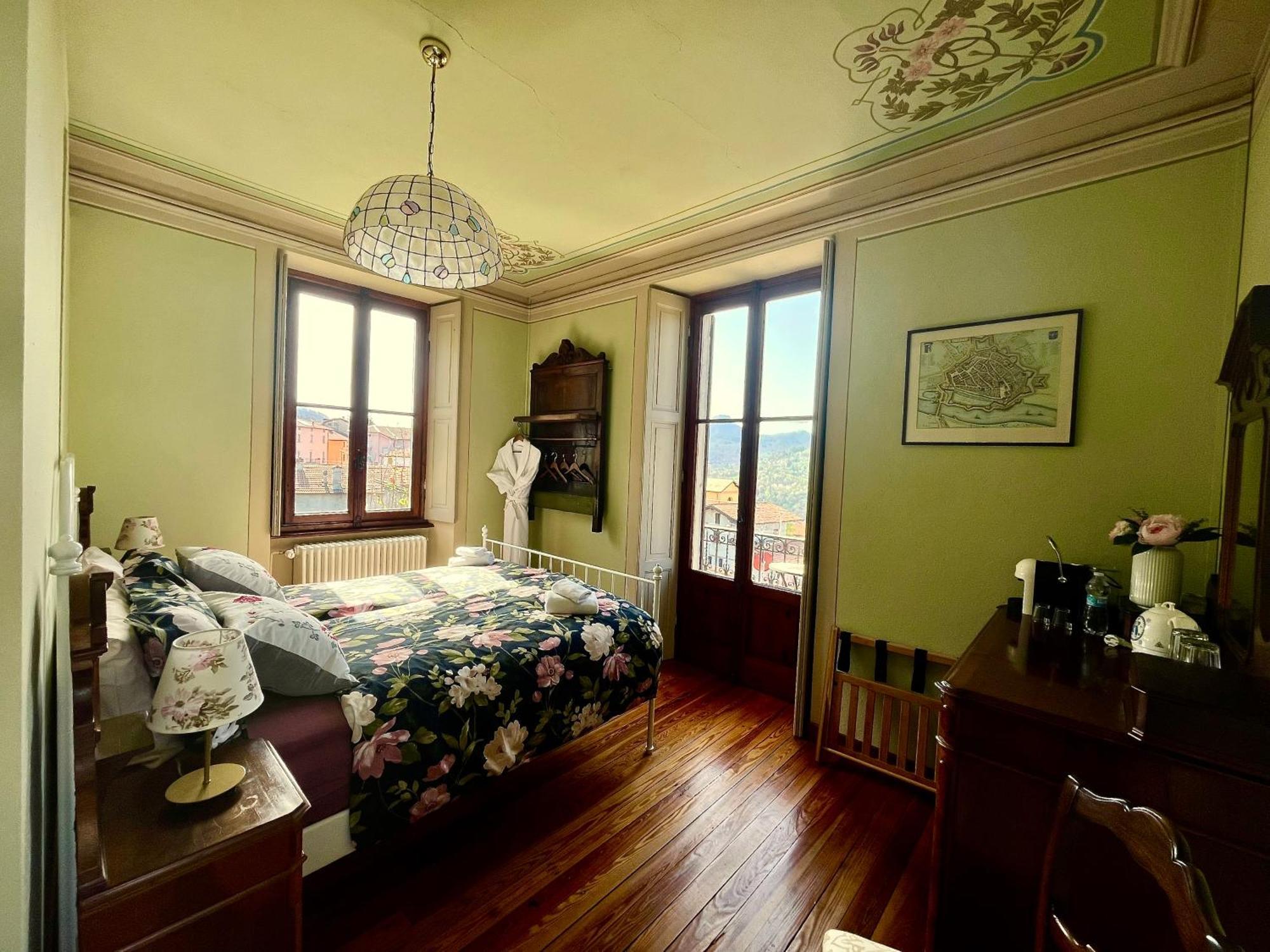 Villa Il Maiale Bianco Bed & Breakfast Сан-Феделе-Интельви Экстерьер фото