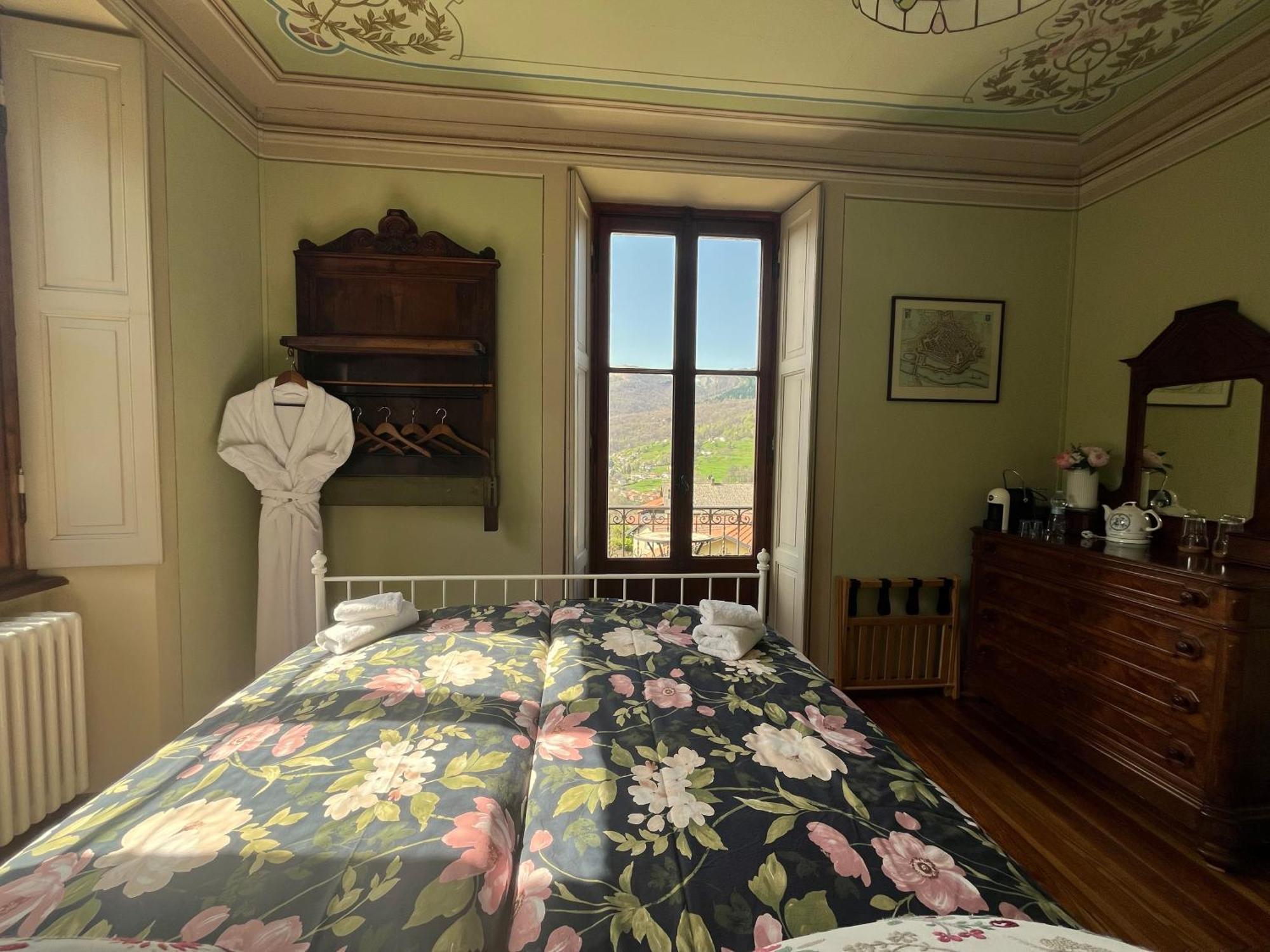 Villa Il Maiale Bianco Bed & Breakfast Сан-Феделе-Интельви Экстерьер фото